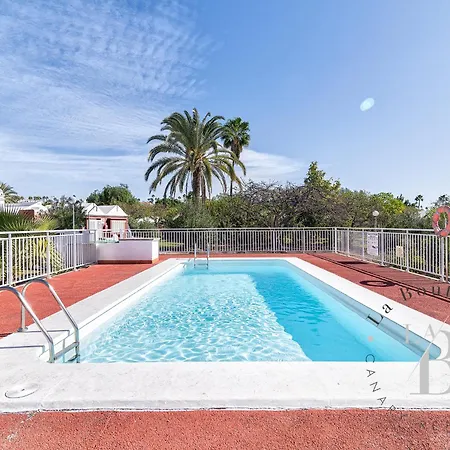 Oasis Con Piscinas Y Jardines En